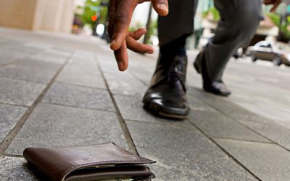 Migrante trova un borsello con documenti e soldi e lo restituisce: “Sono di un anziano di Sassari”