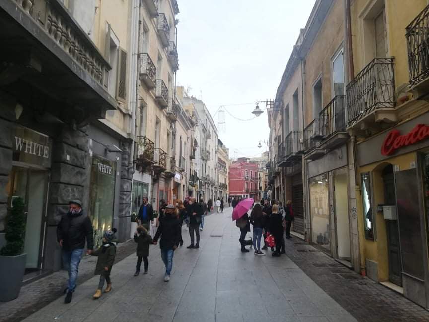 Covid, 1198 contagi in 7 giorni in Sardegna con Rt a 1,18: “Si rischia la zona rossa”