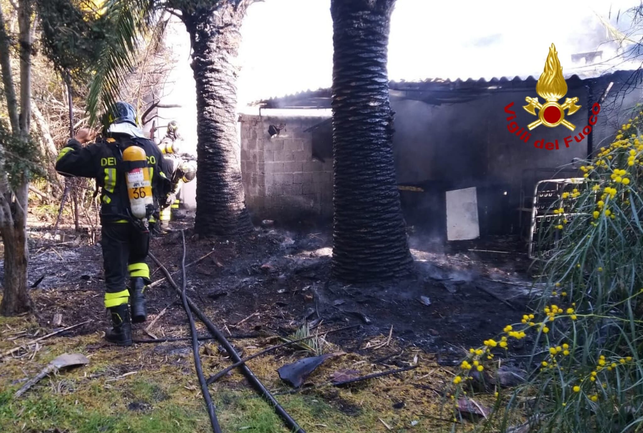 Quartu, paura a Flumini: in fiamme un deposito in via Stresa