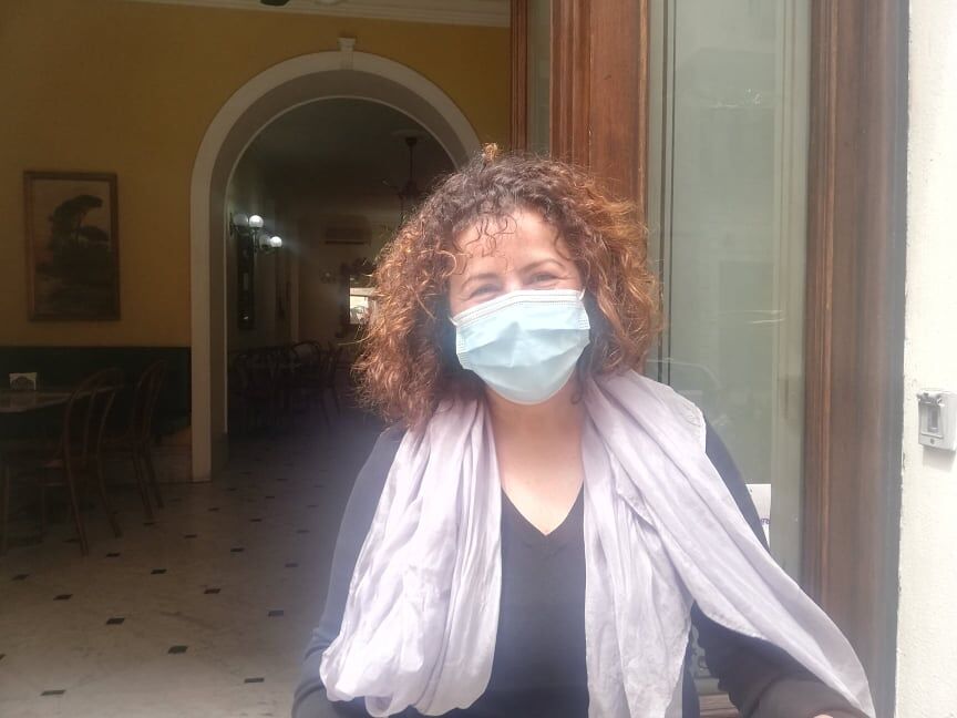 Cagliari, la ribellione di una barista: “Da me i clienti possono anche sedersi, la paura ci tiene ammanettati” (VIDEO)