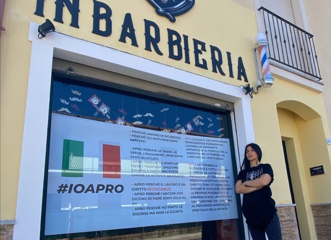 Protesta a Sarroch, apre il salone in zona rossa: locale chiuso dopo l’arrivo dei carabinieri