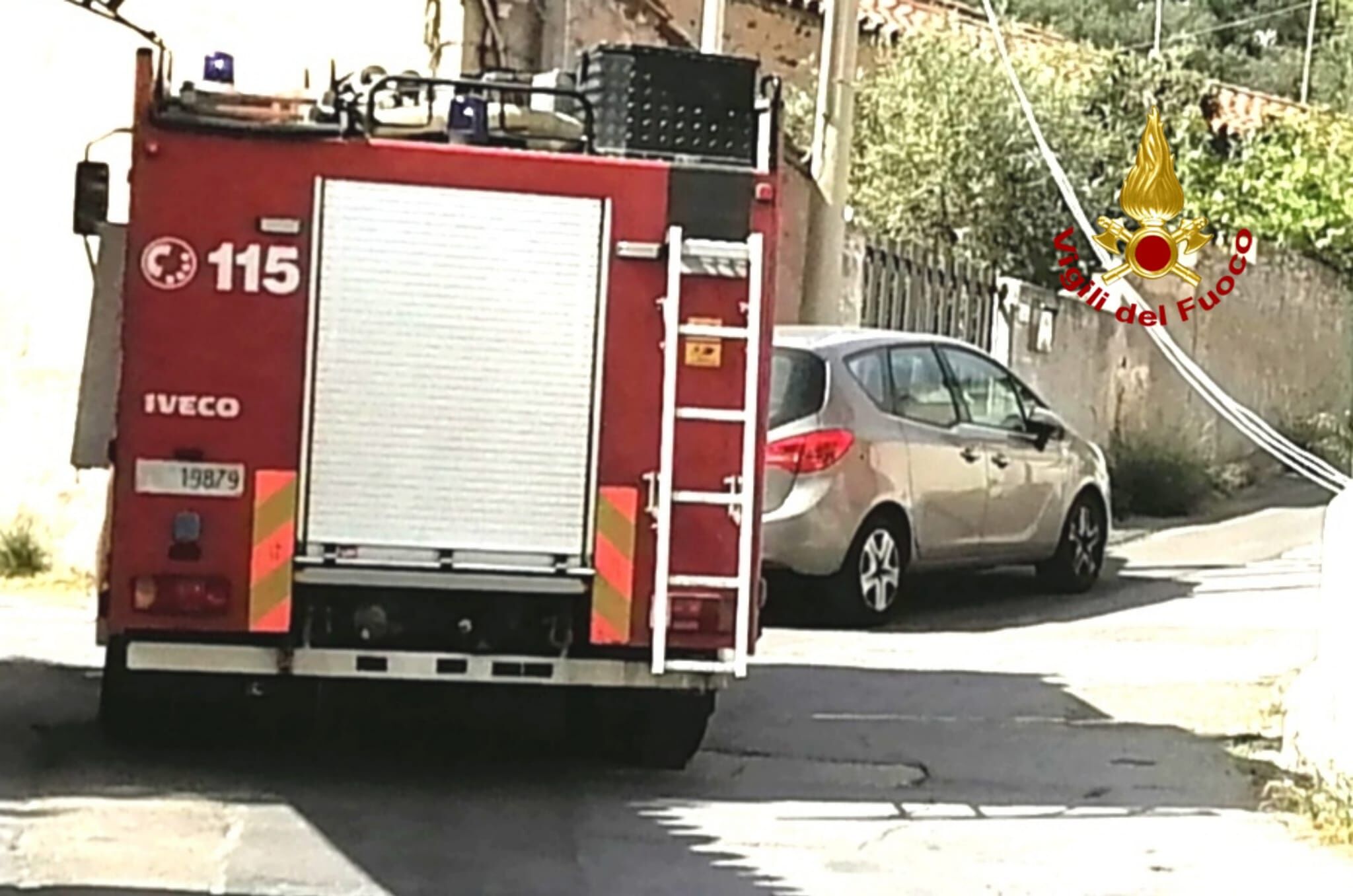 Palo della linea telefonica crolla su una casa, paura a Teulada