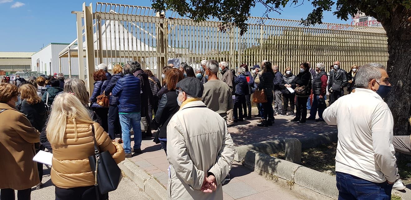 Cagliari, odissea vaccinazioni alla Fiera: “Tutti in fila in attesa del nostro turno”