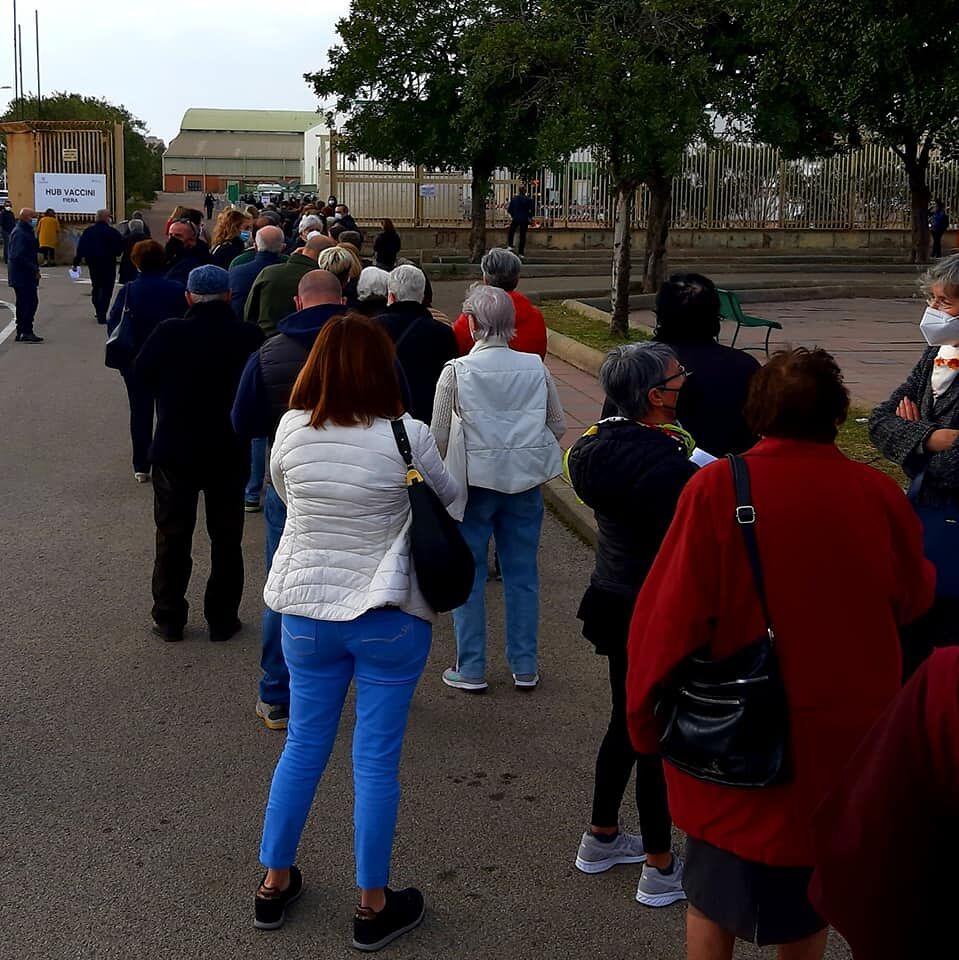 Cagliari, file record per i vaccini alla Fiera: “Lunghe attese al vento per gli anziani, il Comune quando interviene?”