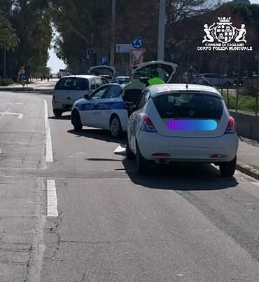 Cagliari, il parrucchiere e la cliente multati in zona rossa a San Benedetto: dieci multe per spostamenti vietati