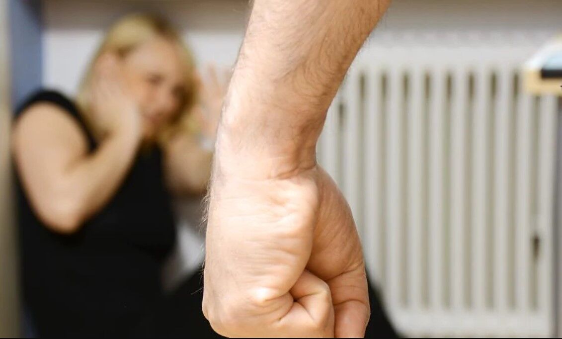 Picchia con calci e pugni la compagna per 6 anni a Cagliari, aguzzino 30enne arrestato dalla polizia