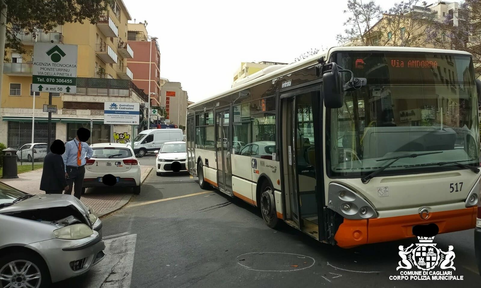 Cagliari, bus si scontra con un’auto in via Pessina: ferita una donna