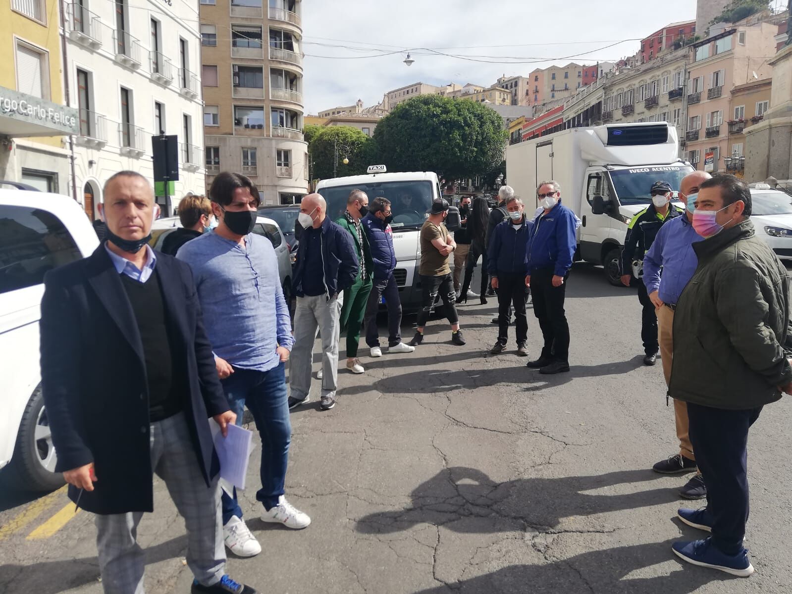 I taxisti di Cagliari bloccano il Largo, rabbia e tensione: “Dove sono i nostri soldi?”