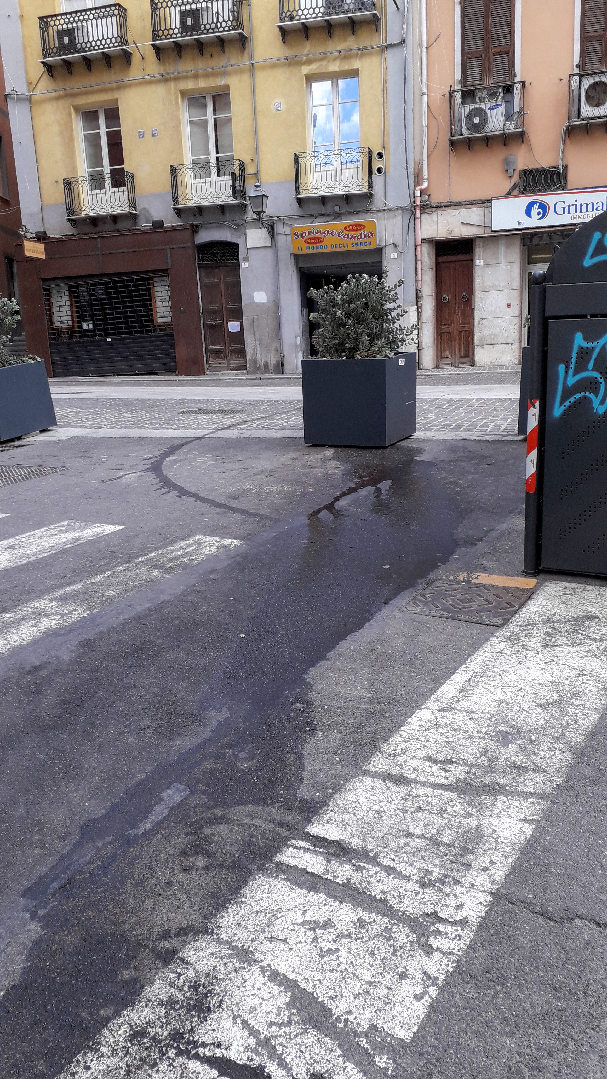 “Non ci sono tavolini ma il Corso di Cagliari é sempre una strada lurida: perché?”