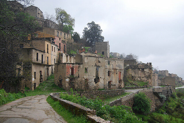 Imbratta con lo spray le mura del centro storico di Gairo Vecchio: nei guai writer cagliaritana