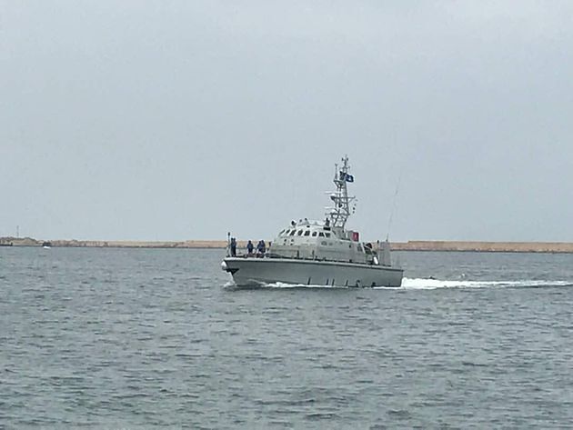 Motovedetta libica spara contro tre pescherecci italiani: un ferito