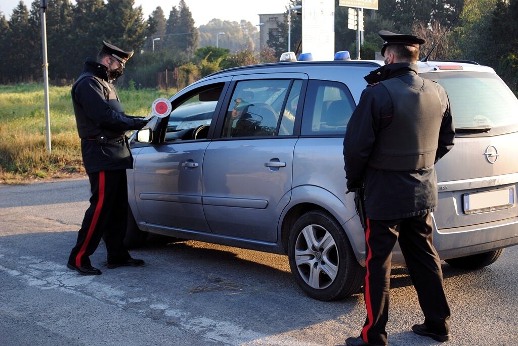 Teulada, ubriaco alla guida si scontra con un’auto in sosta e rifiuta il test: denunciato