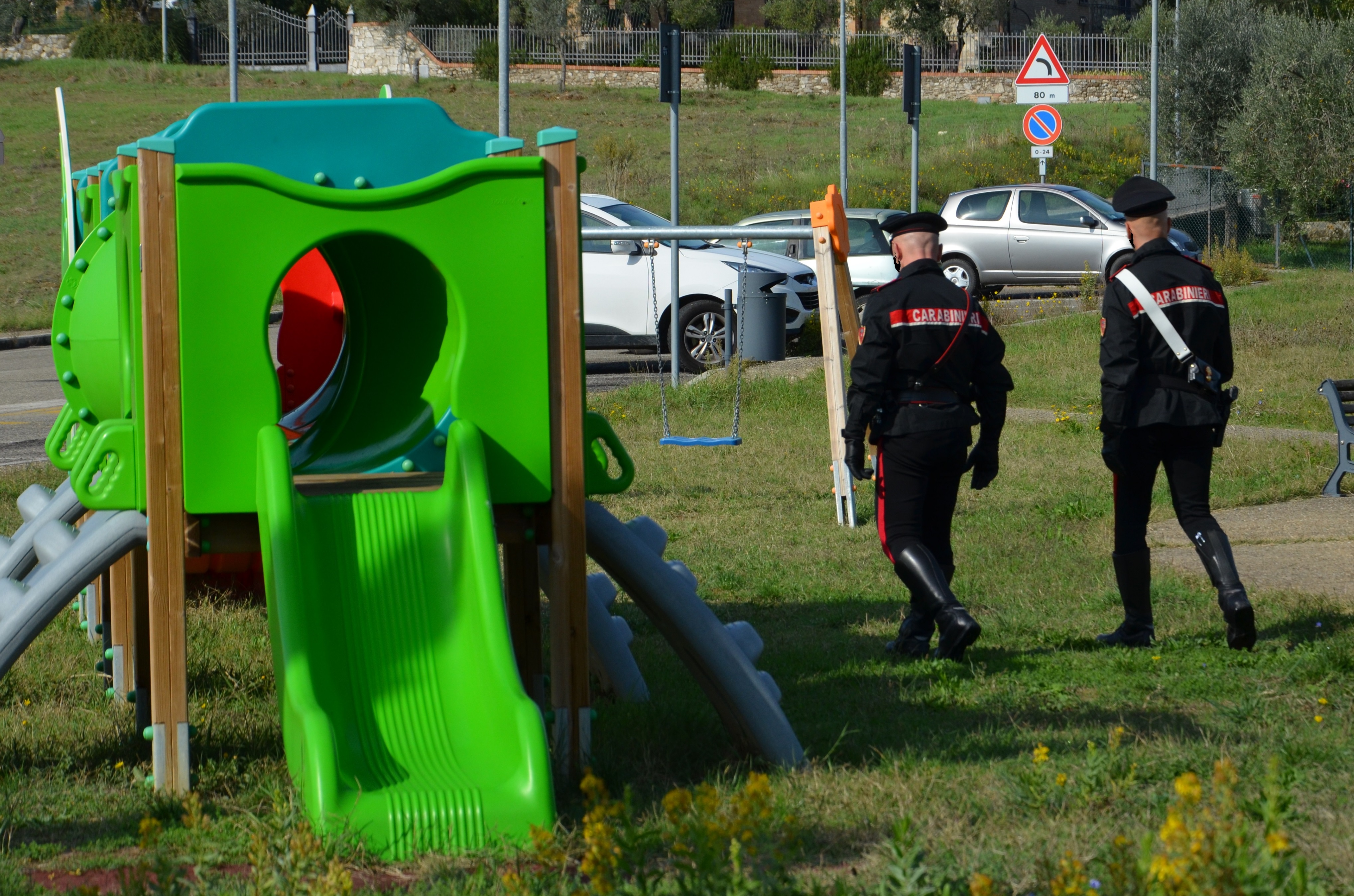 Porta le pecore al pascolo nel cortile della scuola, pastore denunciato a Villamar