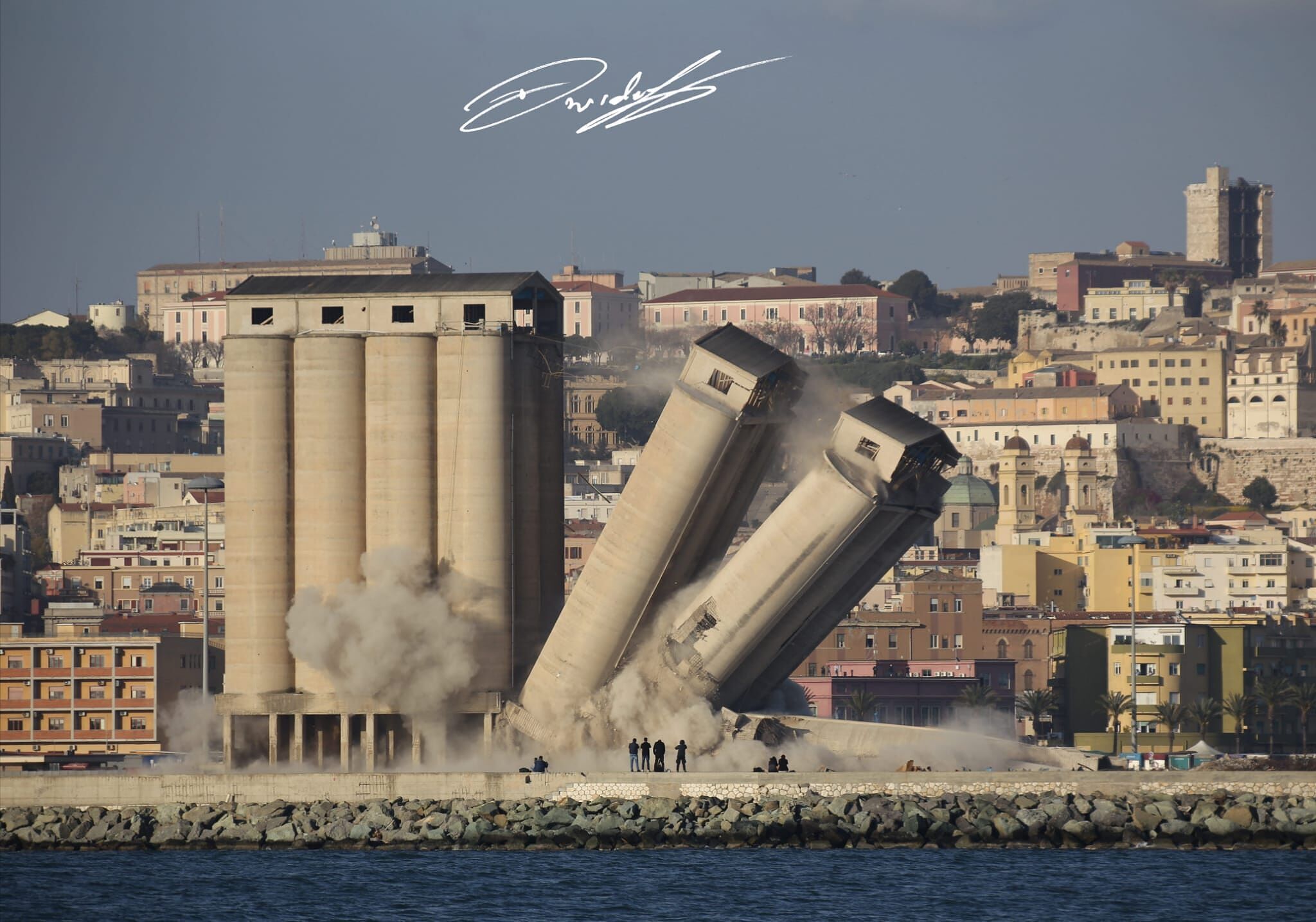 Cagliari, dinamite già pronta al porto: giù gli ultimi 12 silos