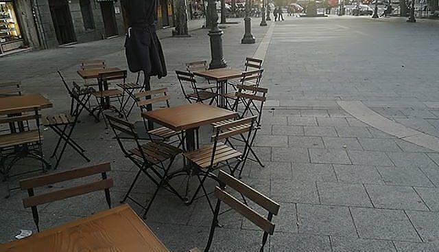 Cagliari, tavolini dei ristoranti anche nei parcheggi: “Ma dovranno pagare le strisce blu”