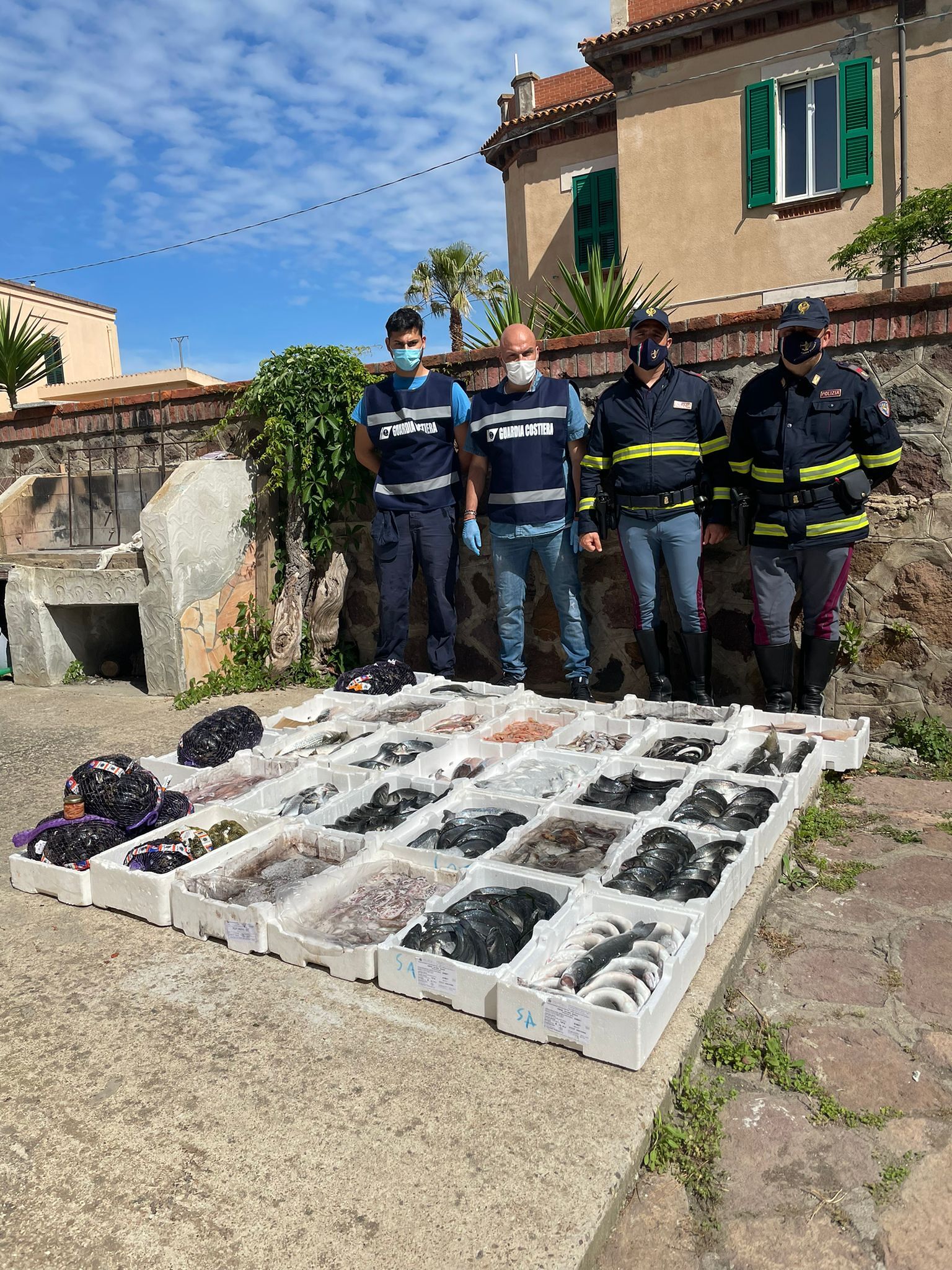 Pesce e mitili senza tracciabilità su un furgone diretto a Bosa, sequestrati 213 kg