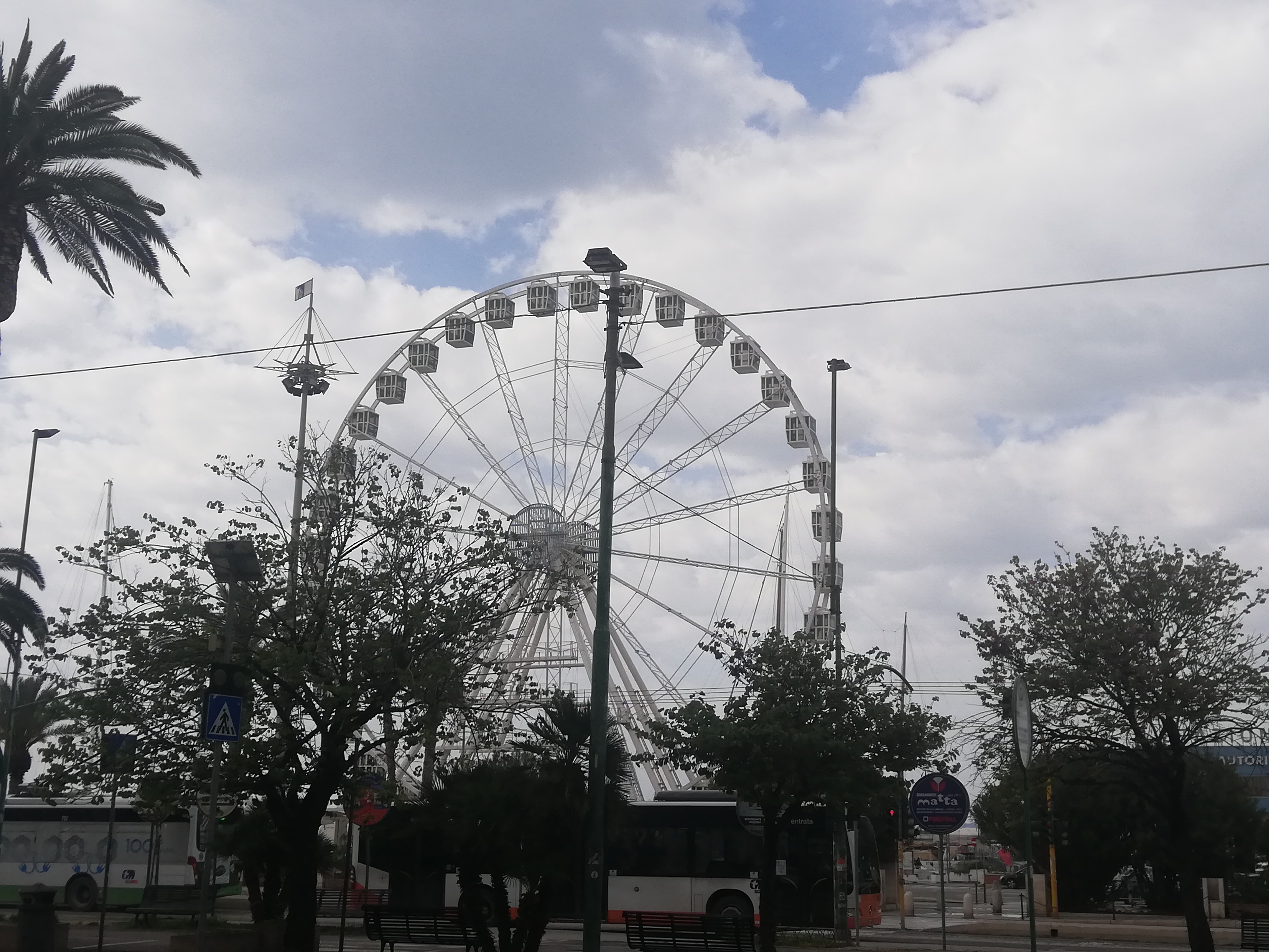 Sardegna arancione, addio autocertificazione per uscire: riaprono parrucchieri e estetisti, tavoli vietati per i locali