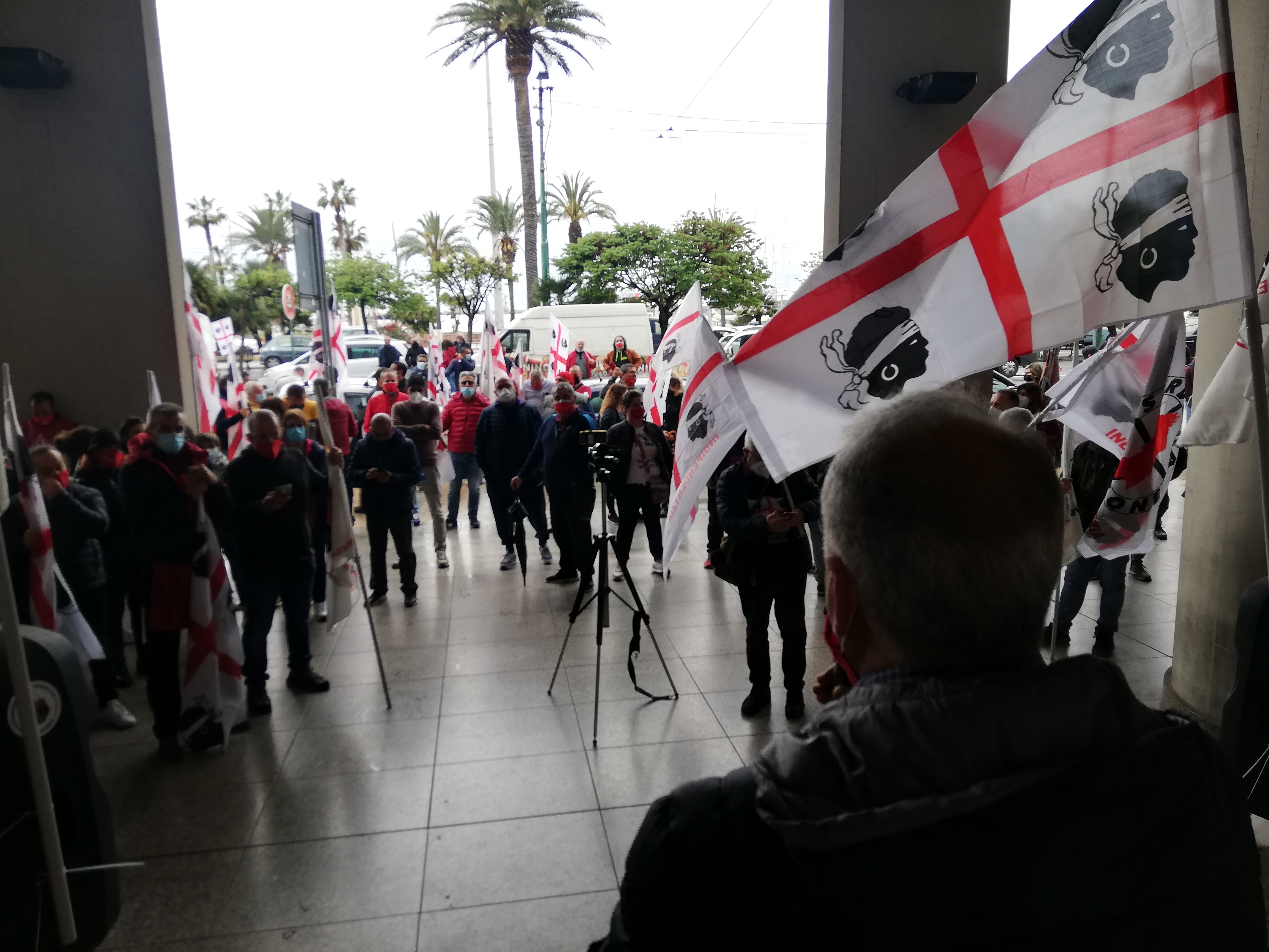 Cagliari, ambulanti e giostrai invadono via Roma: “Sagre ferme da 15 mesi, siamo alla fame”
