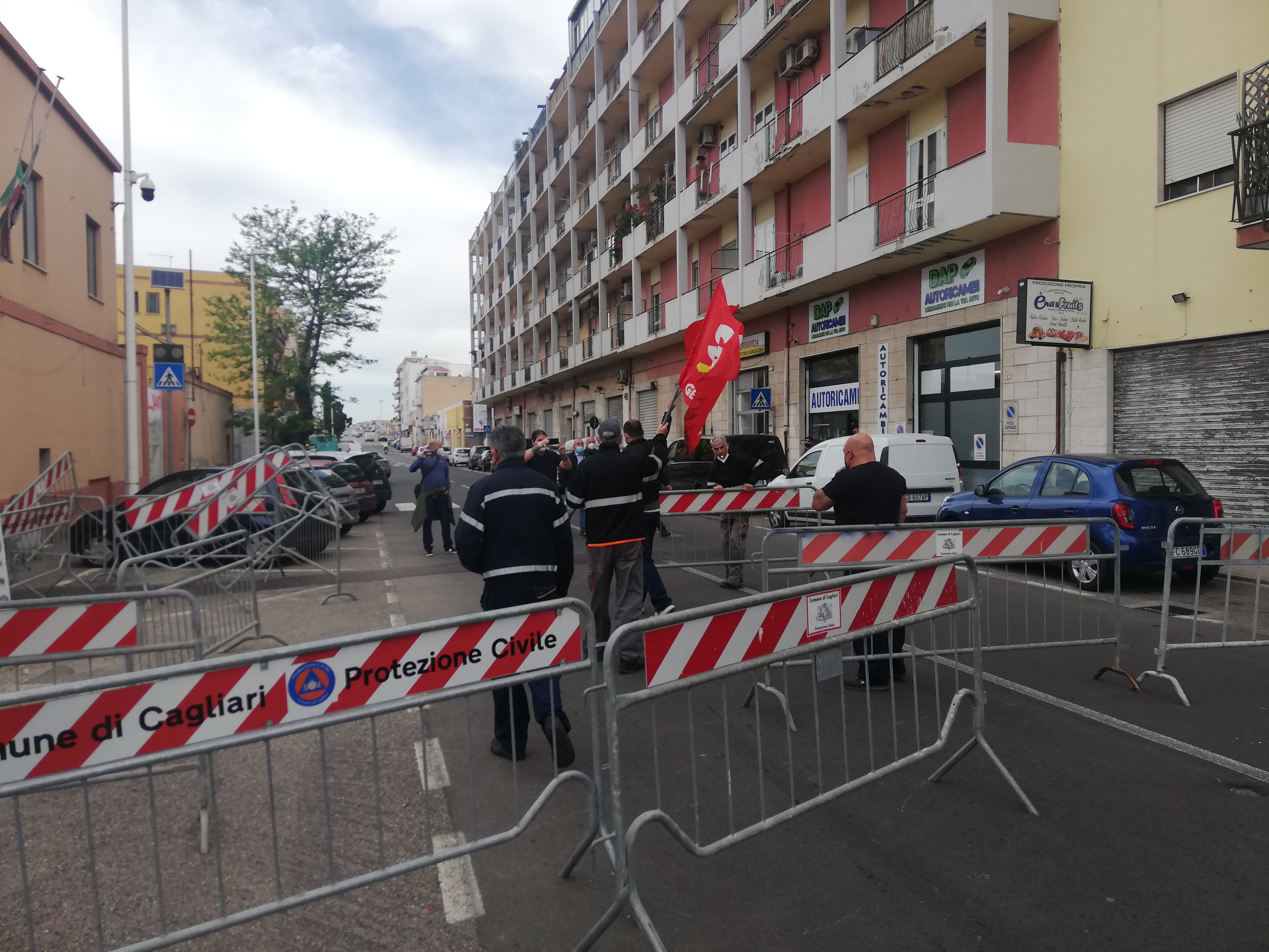 Cagliari, i lavoratori disperati del carro attrezzi bloccano viale Monastir: “Ridateci il nostro lavoro”