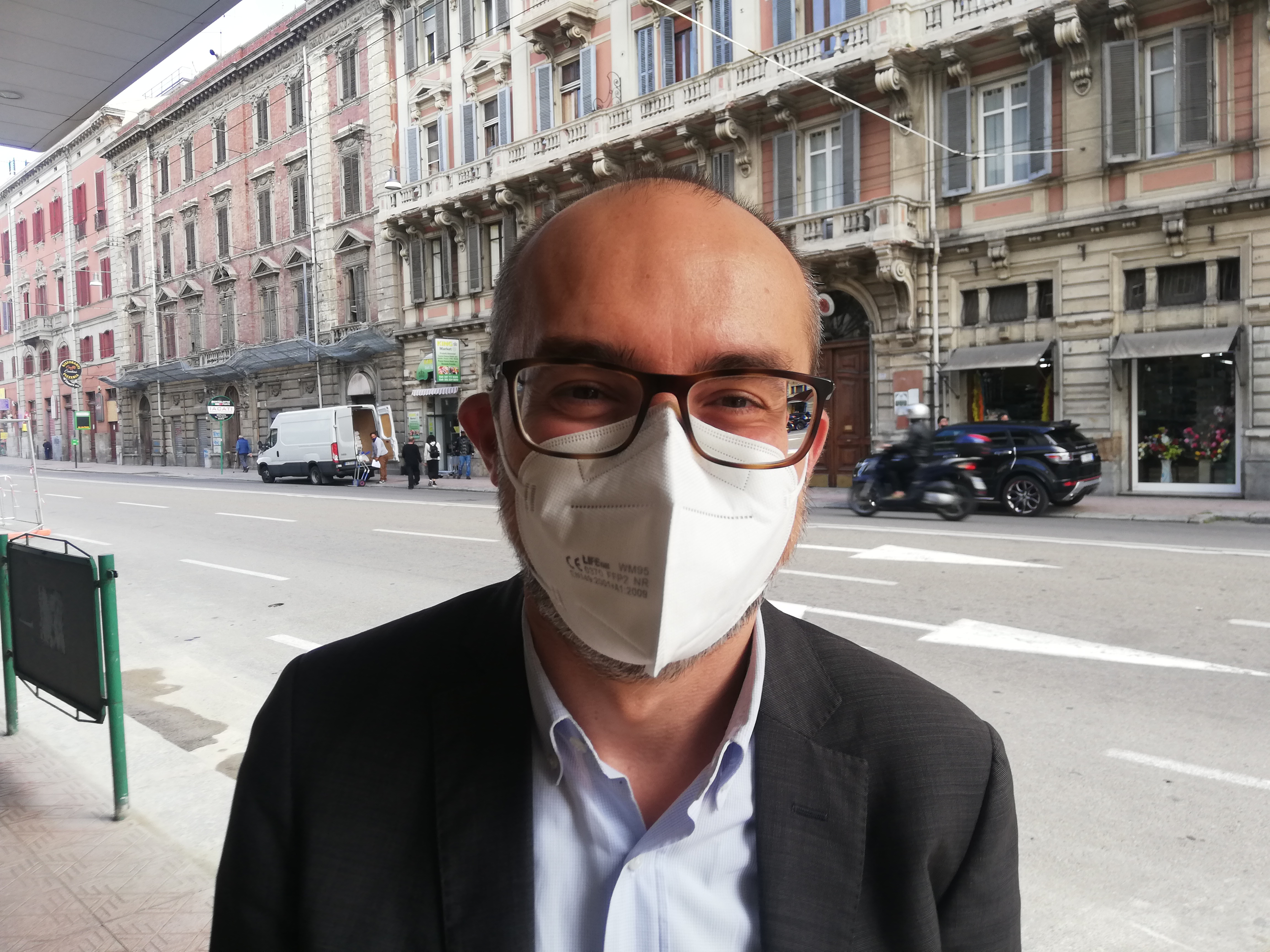 Cagliari, i ristoratori dovranno pagare per i tavolini nelle strisce blu: “Il Comune non può decidere” 