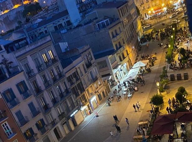 Cagliari, col coprifuoco alle 23 ritorna la movida: tavoli occupati e folla nel Corso pedonale