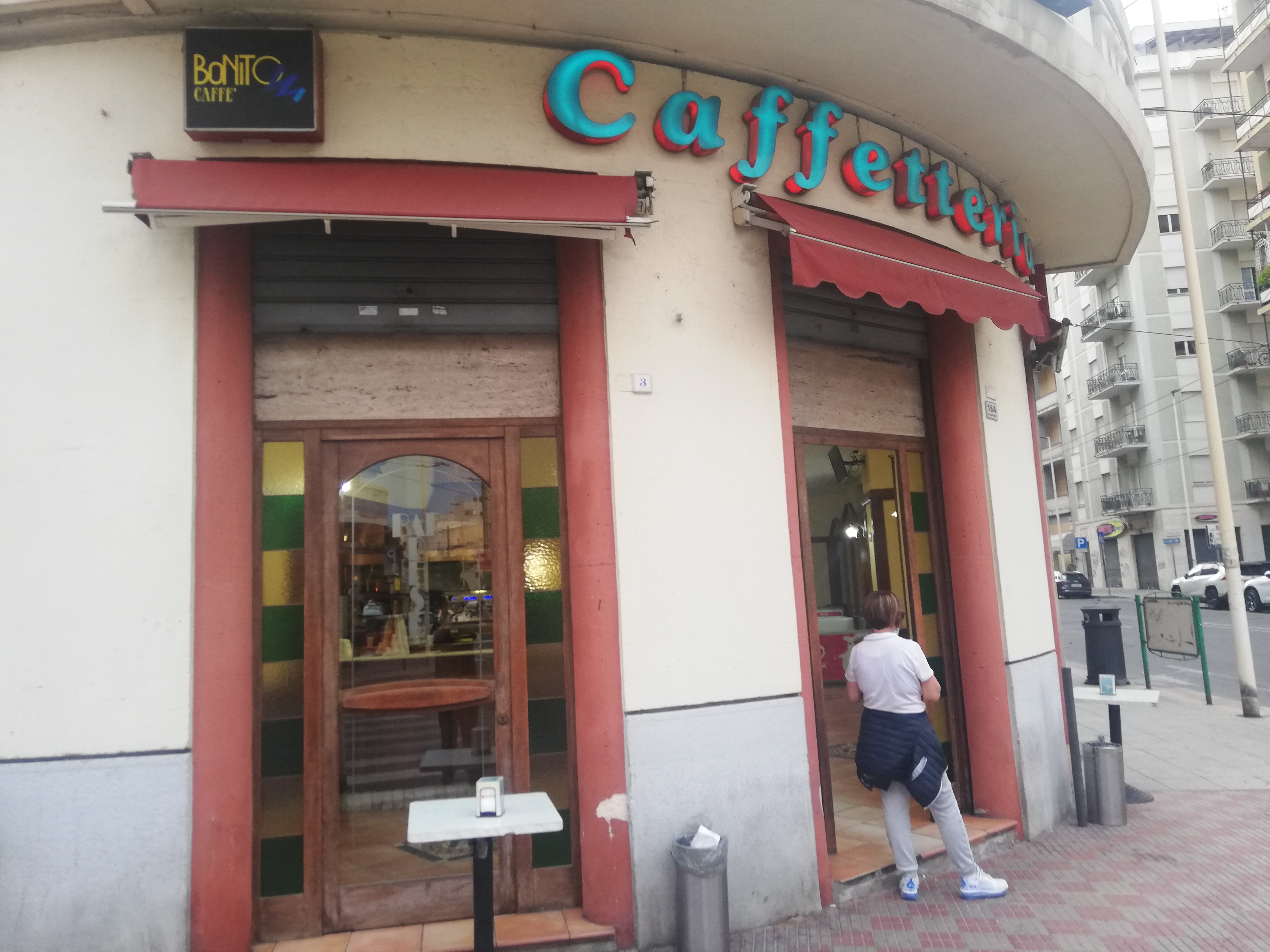 Cagliari, l’ultimo caffè del bar Aresu: chiude dopo 70 anni lo storico locale di via San Benedetto