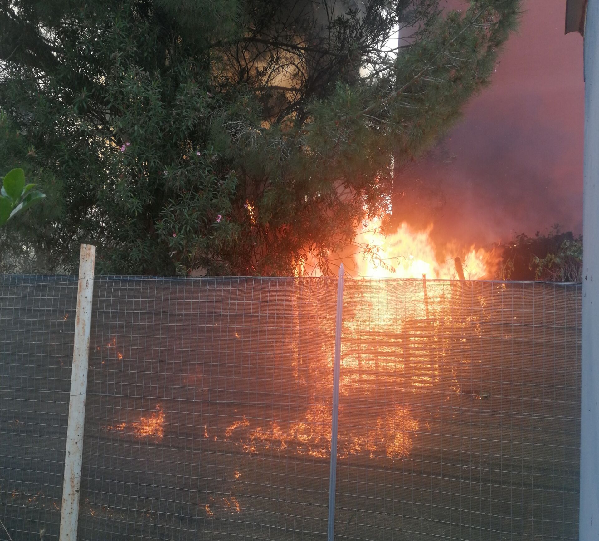 Paura a Serramanna, fiamme nel cortile di un palazzo popolare