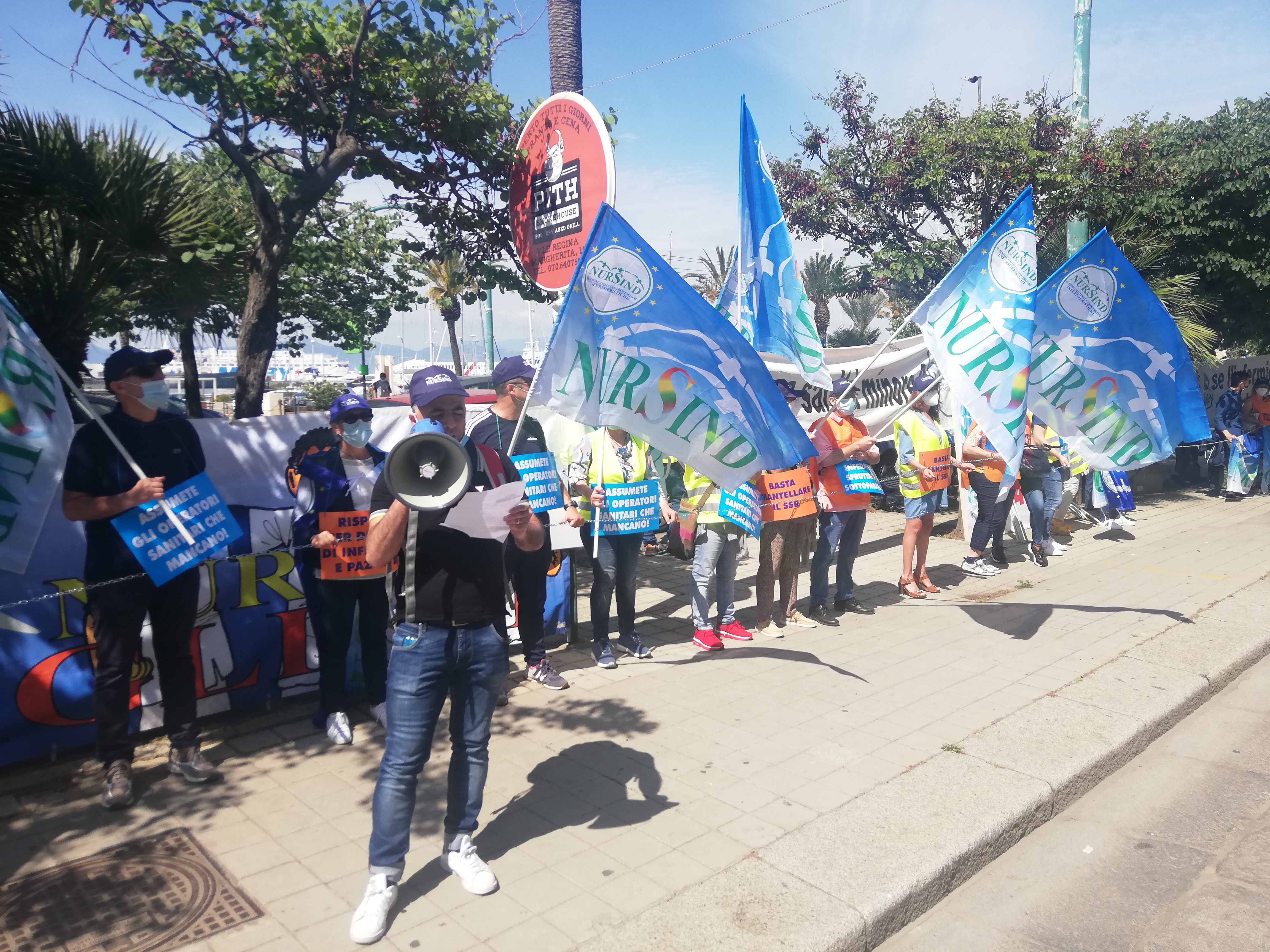 Cagliari, gli infermieri si incatenano in via Roma: “Eroi senza bonus Covid, siamo sfruttati e sottopagati”
