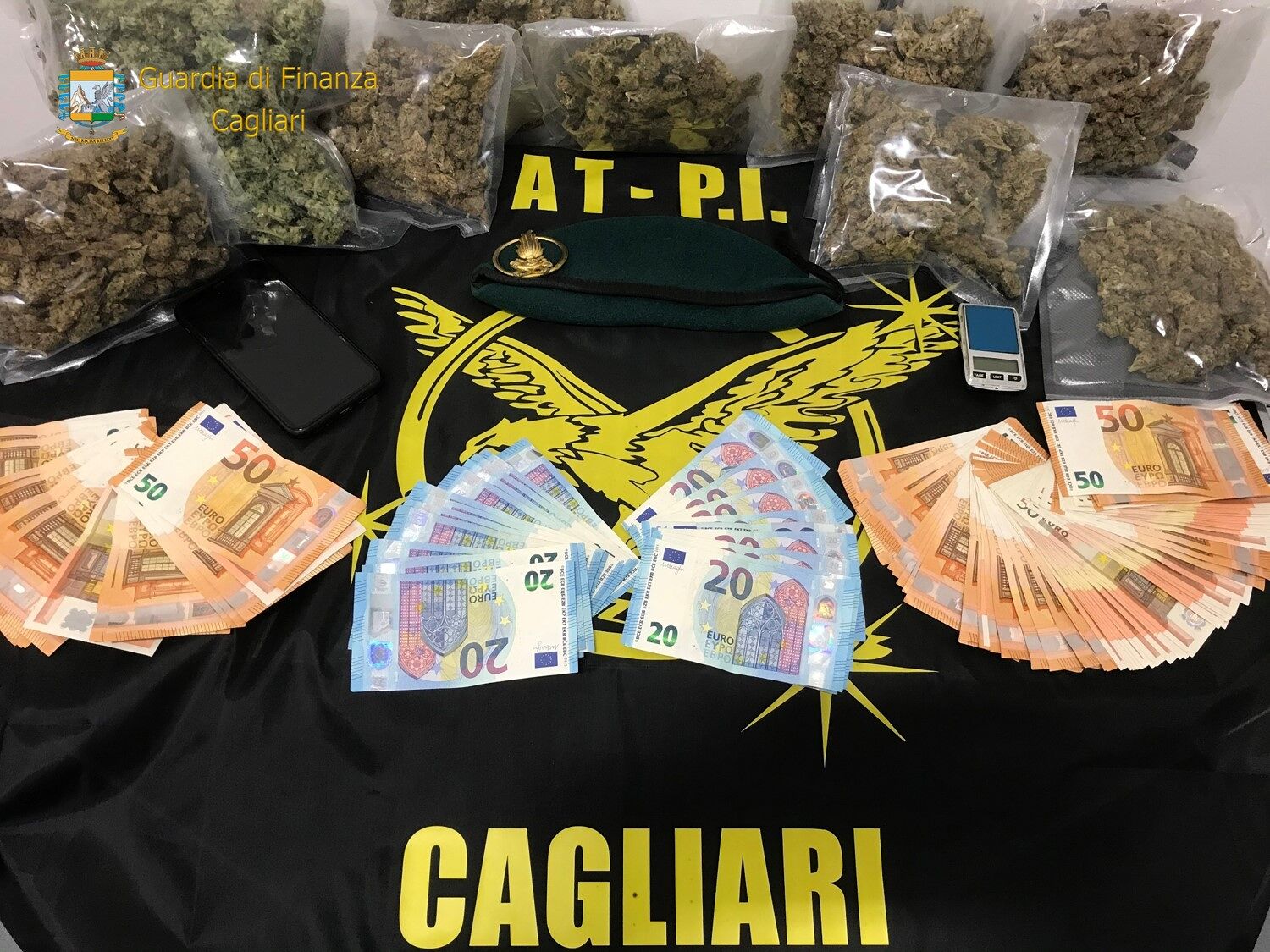 Cagliari, pusher 25enne beccato con la droga e un coltello in viale Europa: scattano le manette