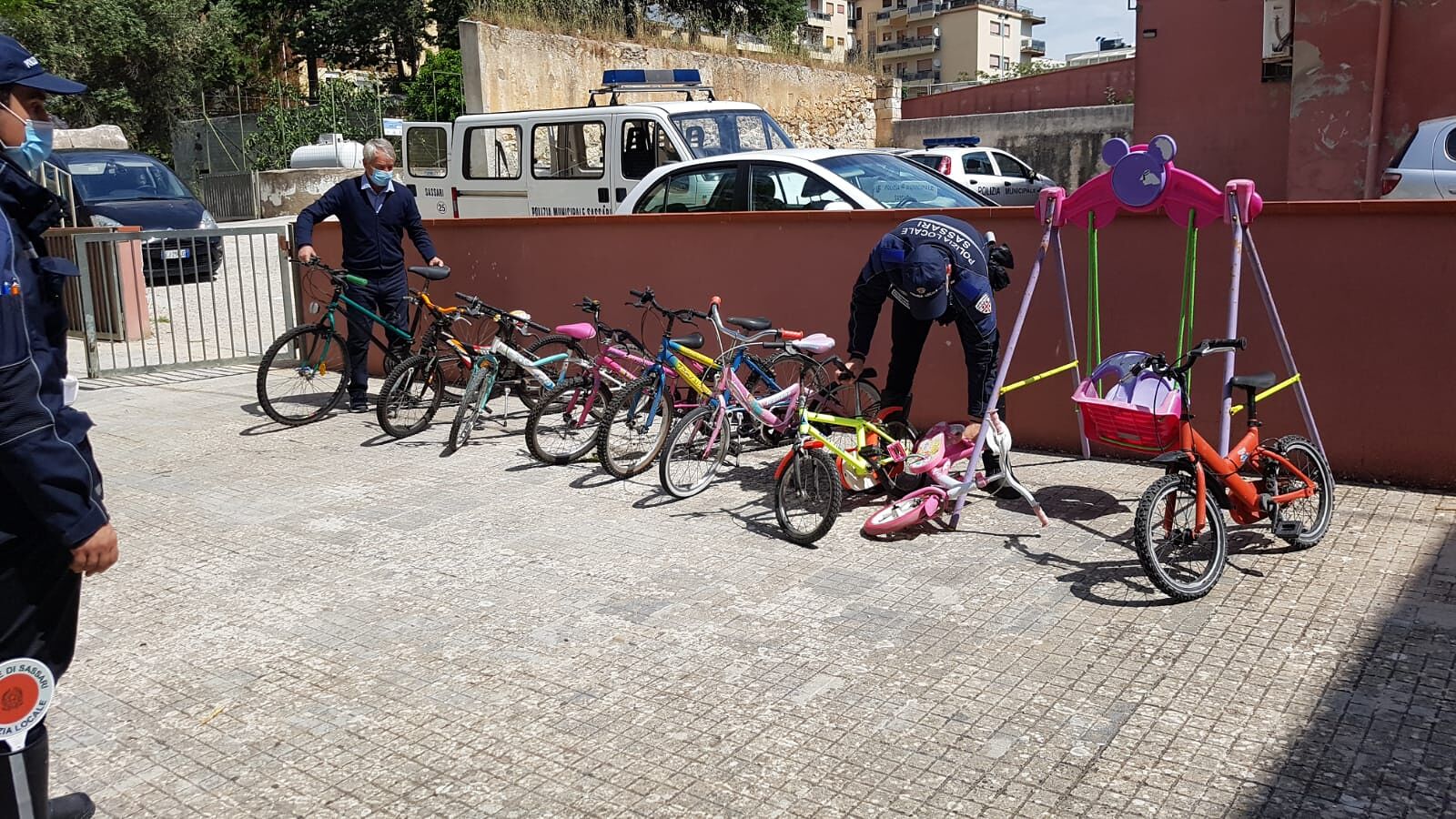 Sassari, gli agenti della Polizia locale donano 9 bici ai bambini del Rifugio