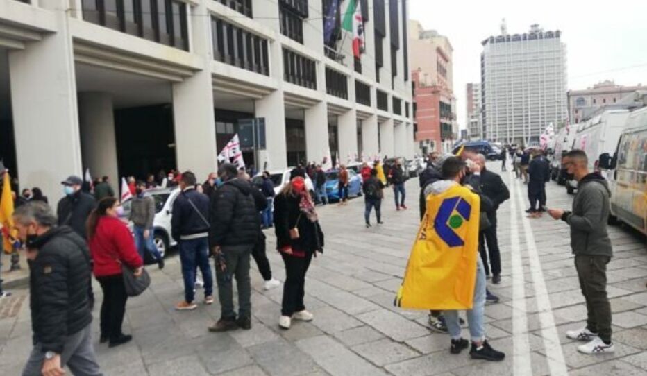 Ambulanti ancora in piazza a Cagliari: nuova manifestazione sotto il palazzo della Regione