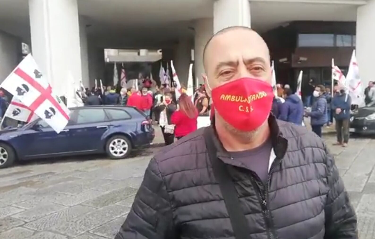 Cagliari, sale la tensione in via Roma: “Dateci i soldi o piazziamo tende e furgoni in strada”