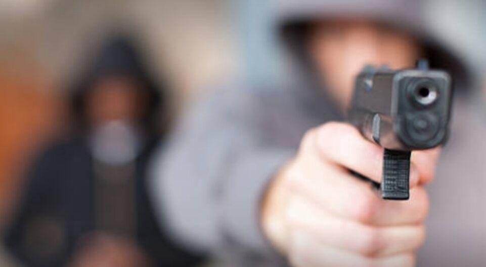 Carbonia, pistola in pugno rapinano la titolare di un b&b: uomo in manette, la complice in fuga