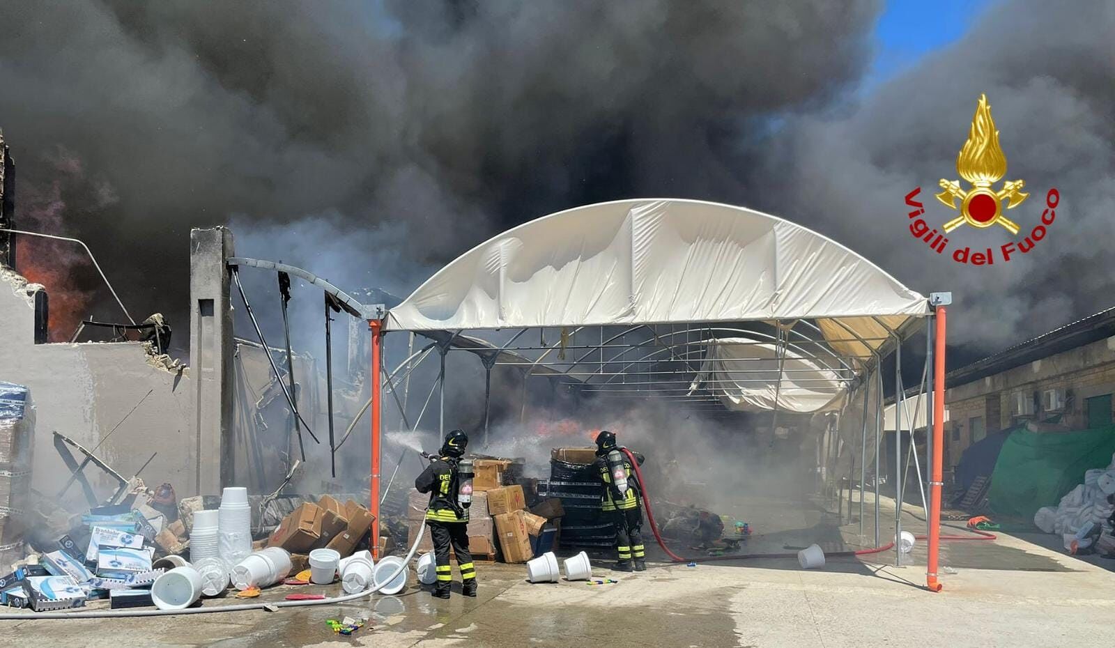 Cagliari, maxi incendio distrugge il capannone di Asia Trading in viale Elmas (VIDEO)