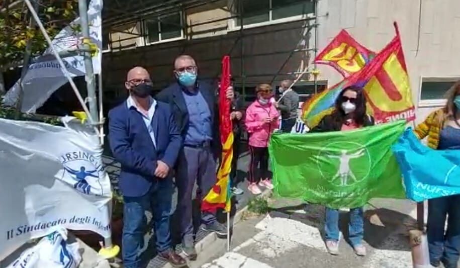 Cagliari, la protesta: “Oncologico al collasso, malati senza cure dignitose: infermieri e medici sotto stress”