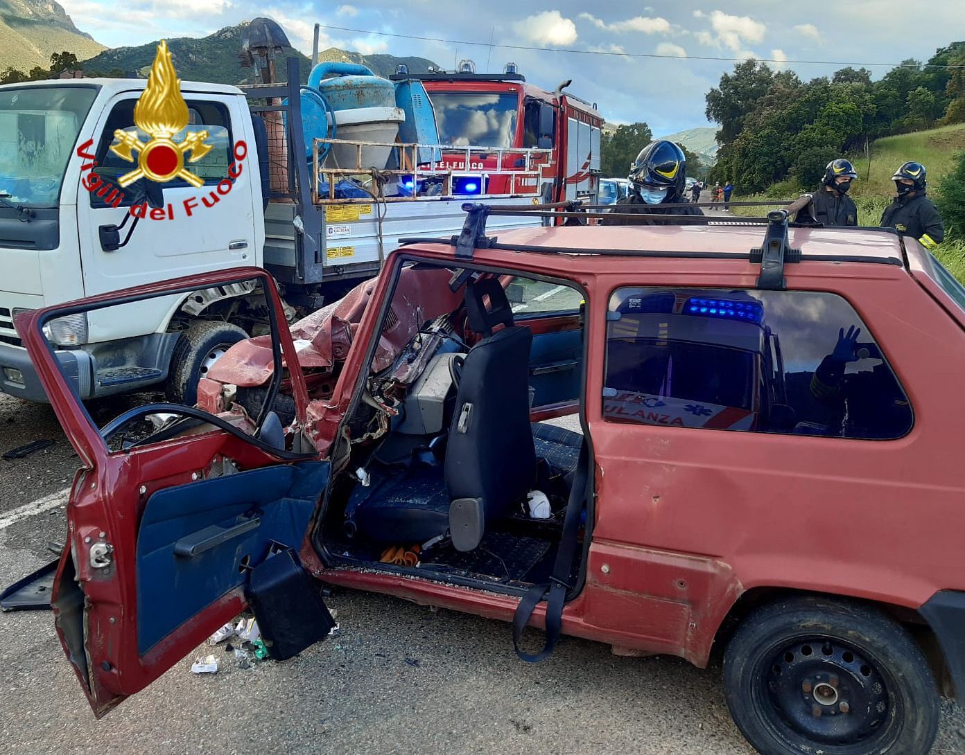 Paura a Jerzu, auto contro camion sulla 125: 4 feriti gravissimi