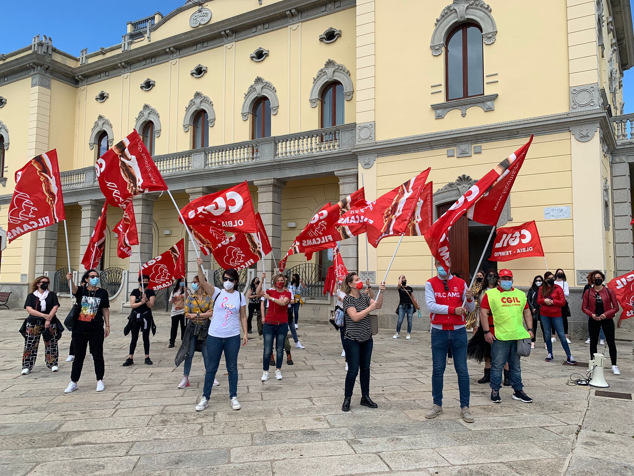 Addio a 12 profumerie Douglas in Sardegna, 35 lavoratrici disperate: “Abbiamo figli  e siamo monoreddito”