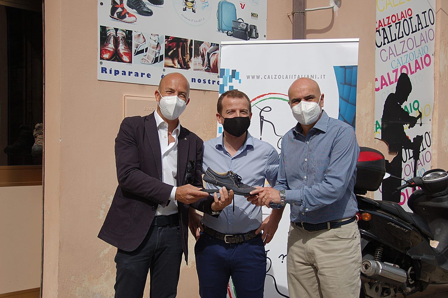 Cagliari, i calzolai ripartono e cercano di superare la crisi: “Lunedì sconti del 5% sulle riparazioni”