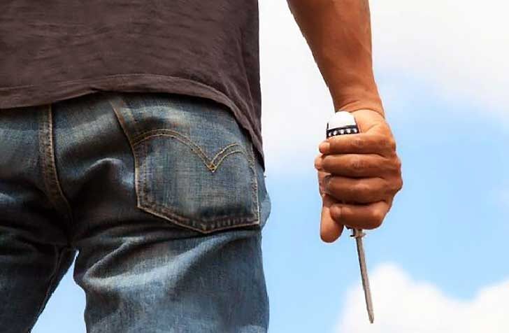 Follia a Iglesias, ragazza ferita alla gola con un cacciavite da un uomo: è in codice rosso