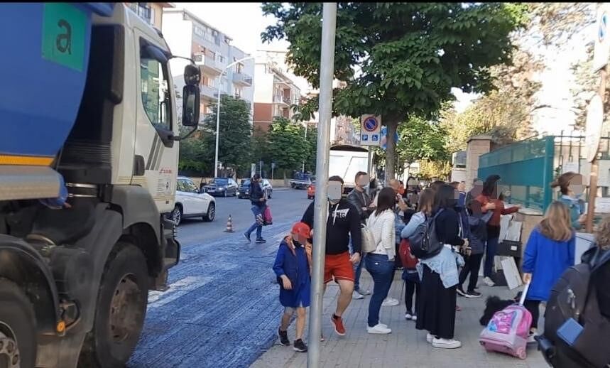 Cagliari, lavori stradali davanti a scuola all’ora dell’entrata: disagi in via Castiglione