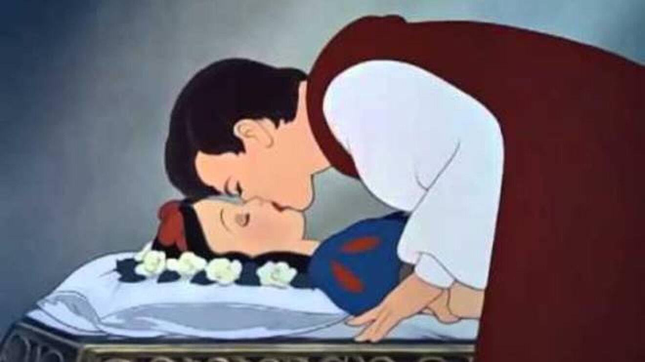 Bacio non consenziente del principe azzurro a Biancaneve? “Così non può essere vero amore”
