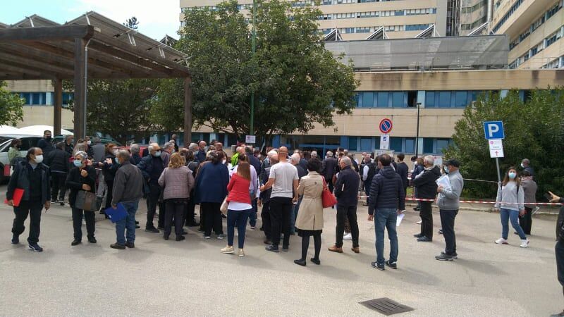 Cagliari, “oltre un’ora per il vaccino al Brotzu tra file lunghissime e assembramenti”