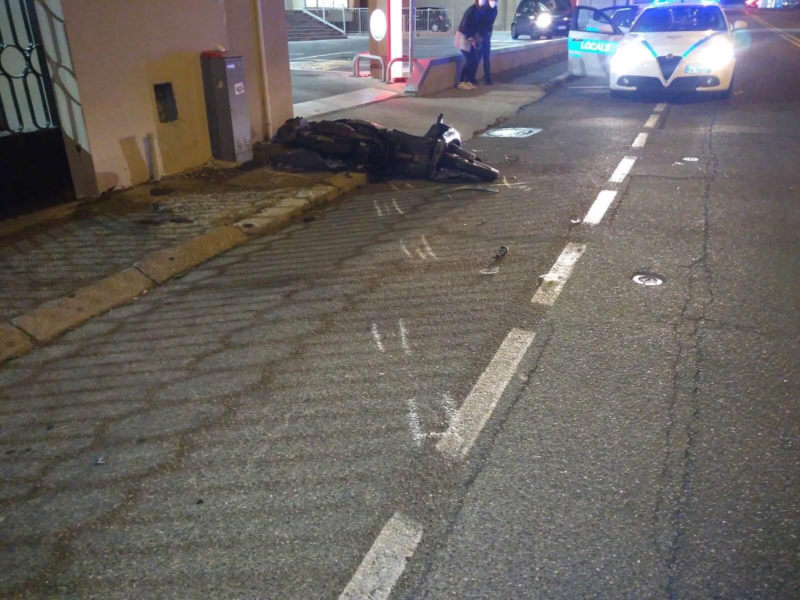Cagliari, schianto nella notte in via Calamattia: Bmw contro scooter, 28enne in ospedale