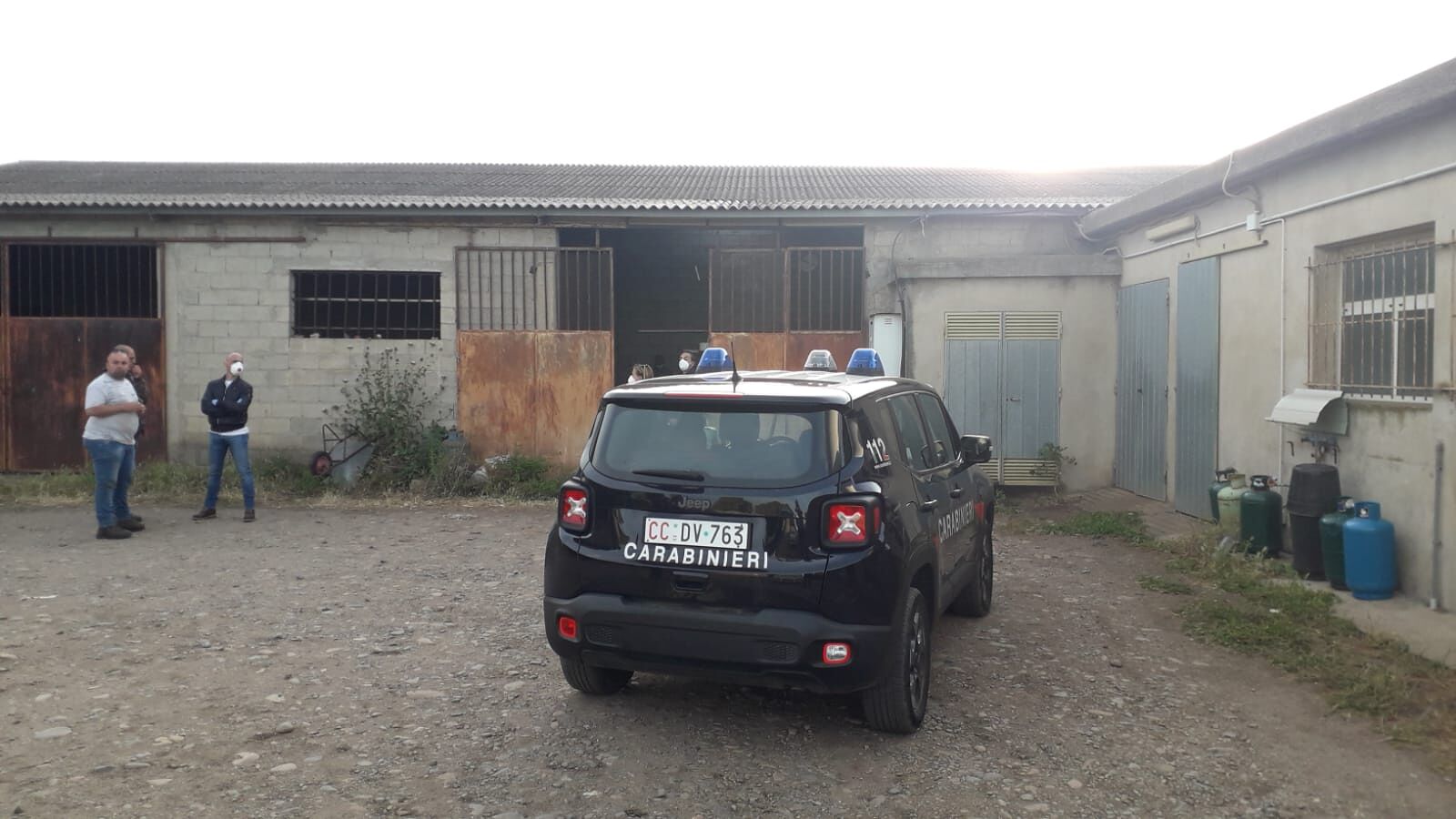 Tragedia a Gonnosfanadiga, allevatore precipita dal tetto del capannone e muore