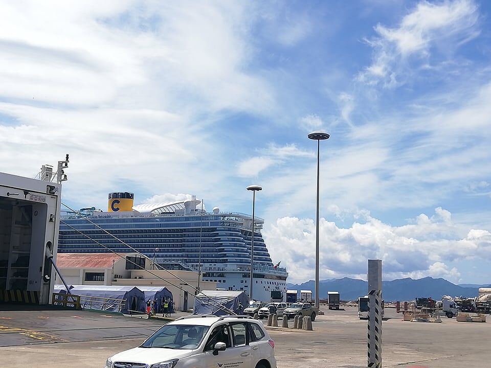 Cagliari, la crociera Costa arriva al porto: 1600 turisti ammirano la città senza mai scendere dal bus (VIDEO)