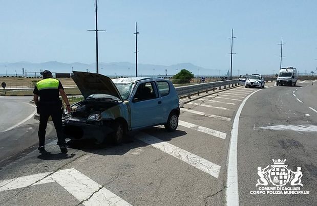 Cagliari, ragazza 20enne diretta verso il Poetto si schianta sullo spartitraffico: l’auto si ribalta e si ferma dopo 60 metri