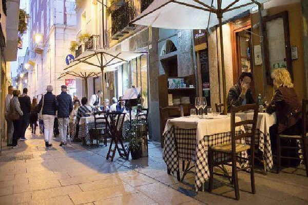 Cagliari, più tavolini e tante strade che diventano pedonali: la boccata d’ossigeno per i ristoratori