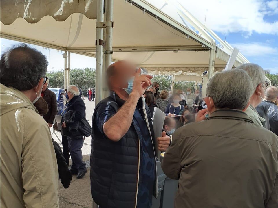 Cagliari, “un’ora e mezza per il vaccino alla Fiera: io e mio marito disabile sbattuti da un padiglione all’altro”