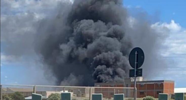 Cagliari, maxi incendio in viale Elmas: le fiamme divorano un capannone, il fumo nero visibile in mezza città