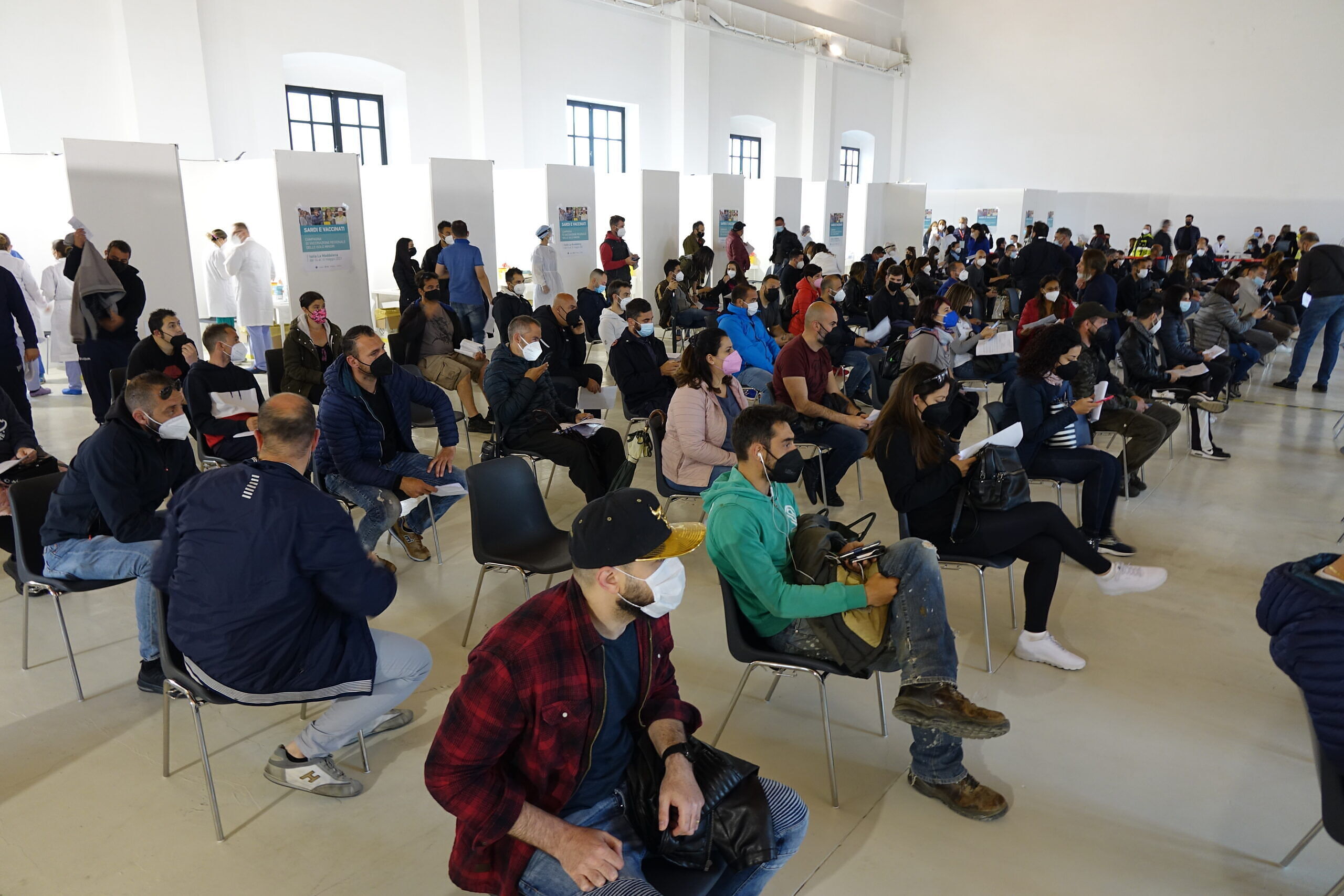 Sardegna prima sulle vaccinazioni per 100mila abitanti, 805mila dosi già somministrate: “Riconquistiamo la zona bianca”